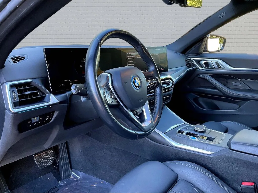 BMW i4 photo 9