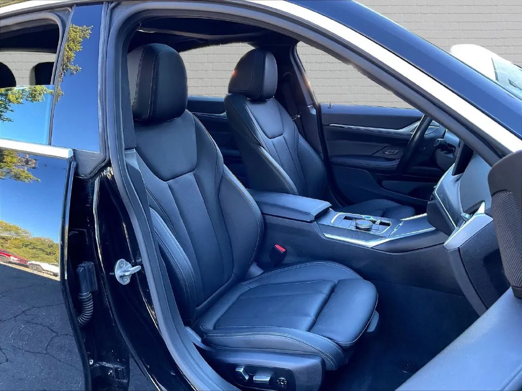 BMW i4 photo 16