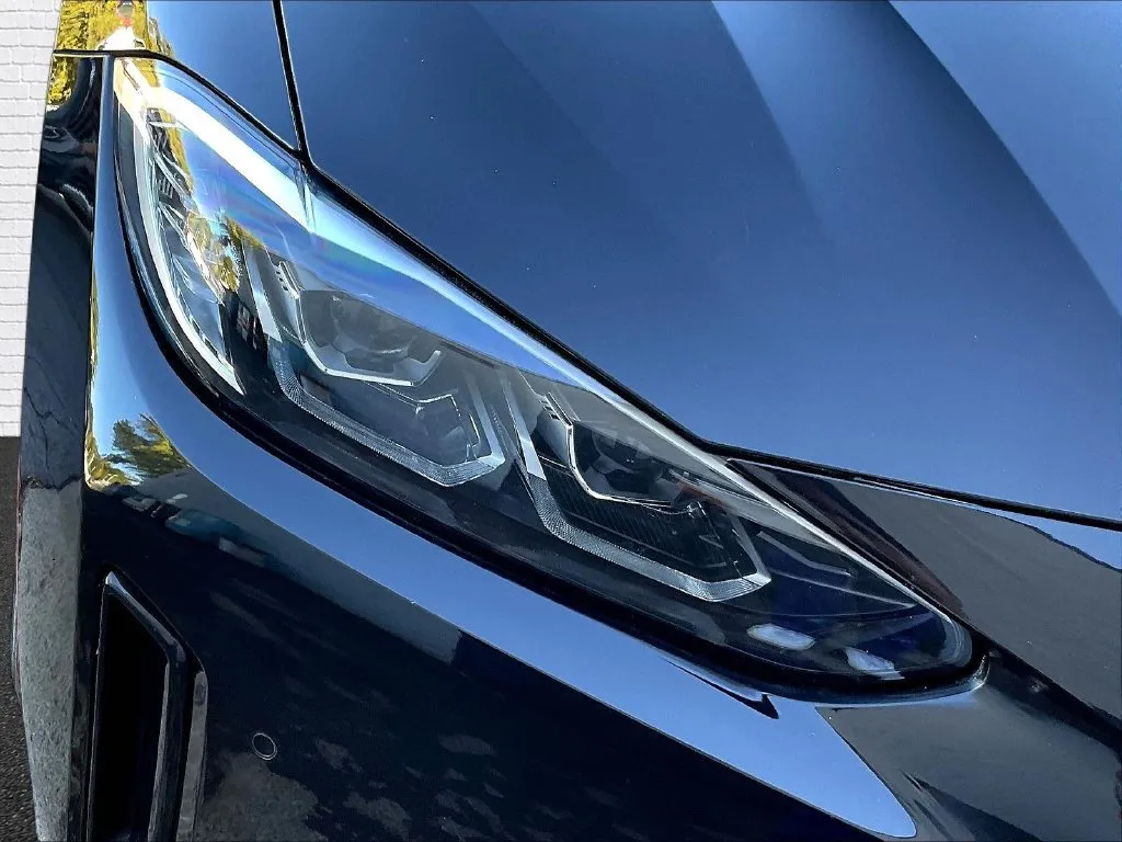 BMW i4 photo 17