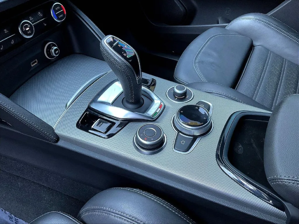 Alfa Romeo Stelvio photo 13