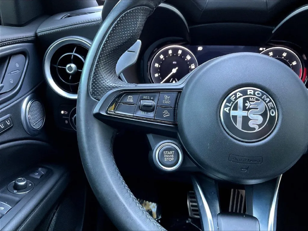 Alfa Romeo Stelvio photo 9