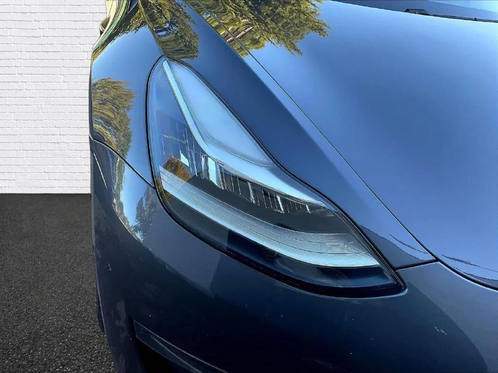 Tesla Model 3 photo 18