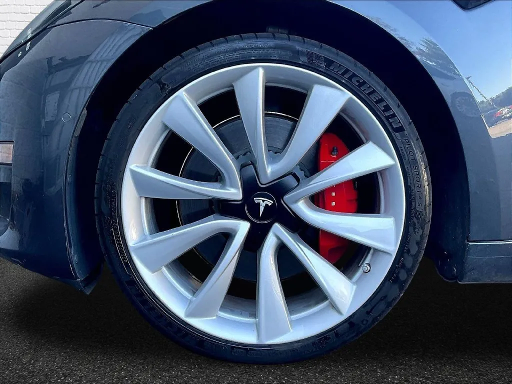 Tesla Model 3 photo 19