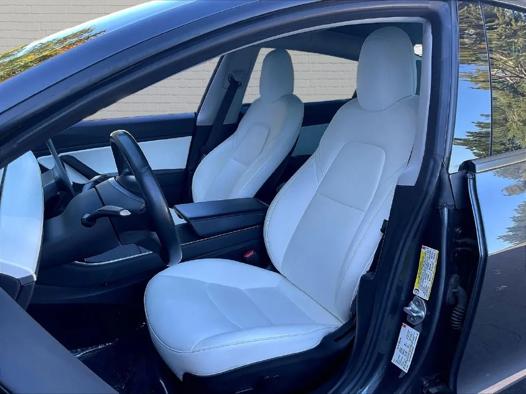 Tesla Model 3 photo 11