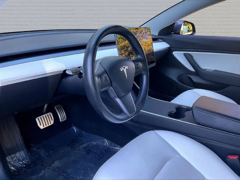 Tesla Model 3 photo 9