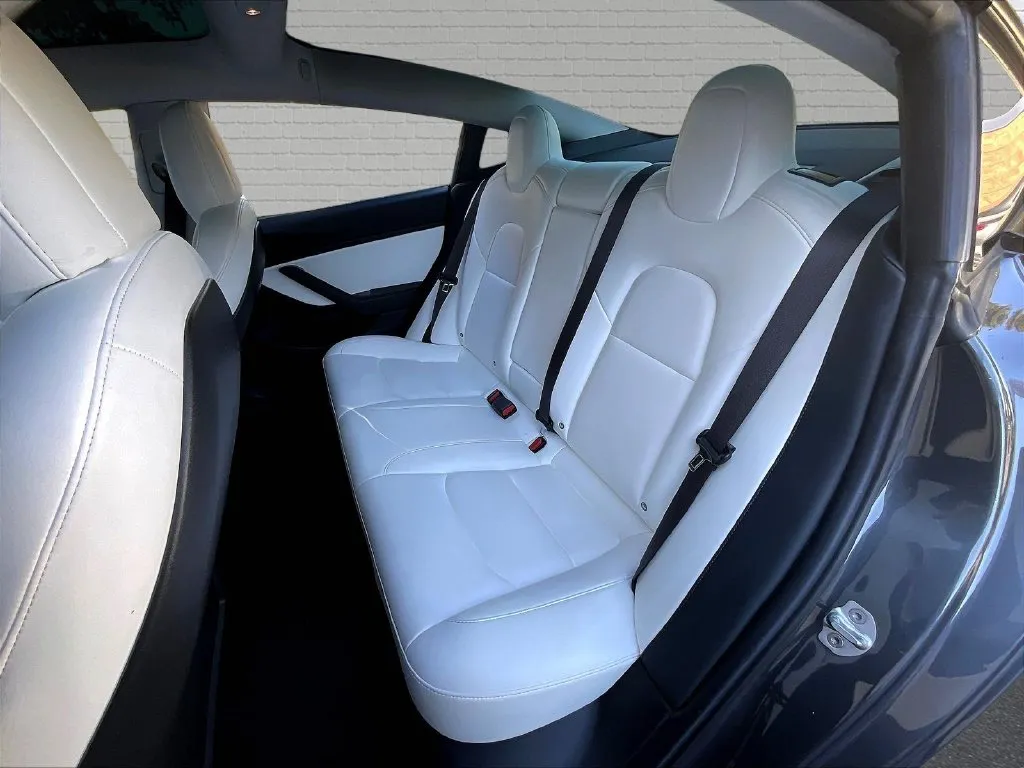 Tesla Model 3 photo 12