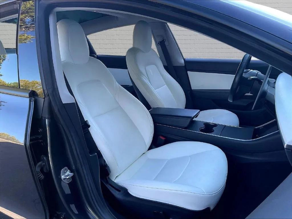 Tesla Model 3 photo 17