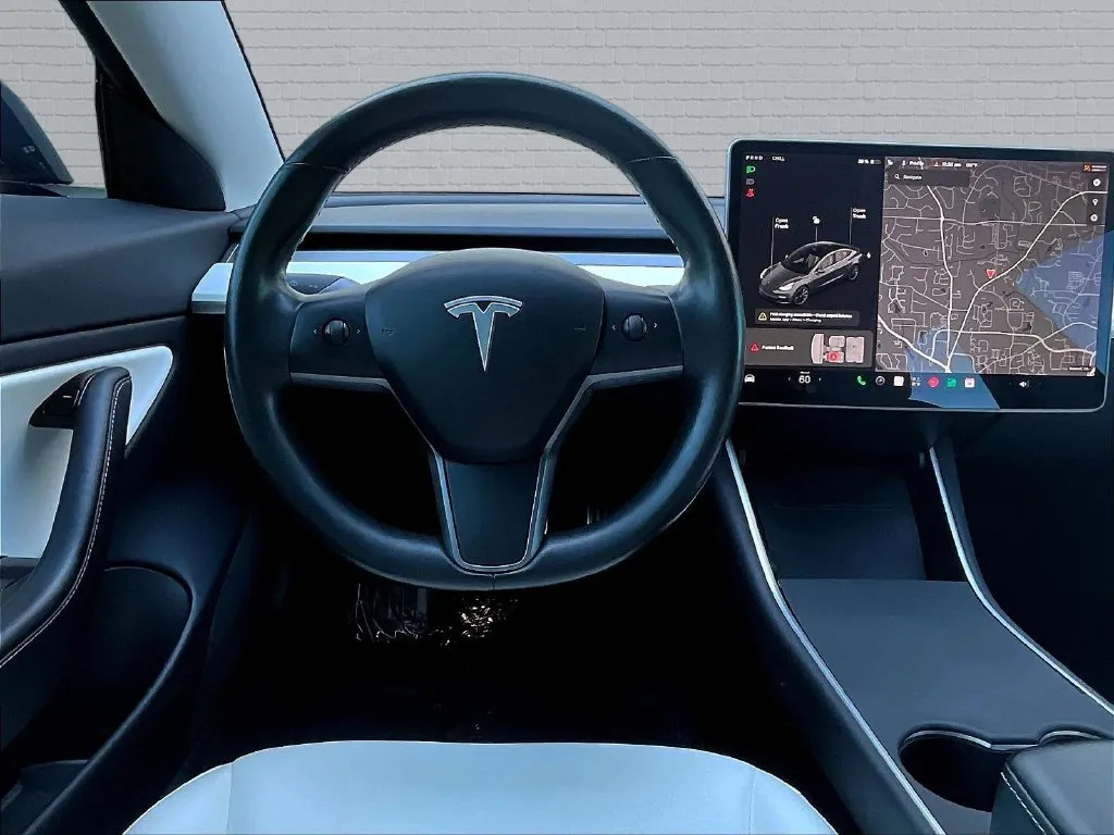 Tesla Model 3 photo 8
