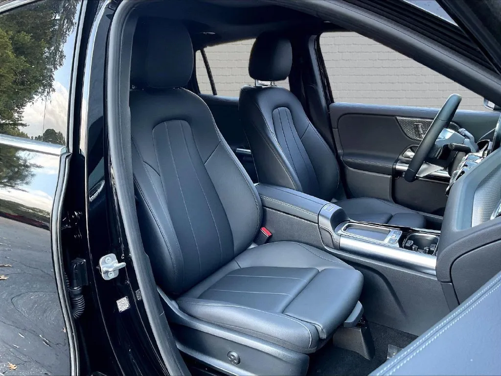 Mercedes-Benz GLA photo 24
