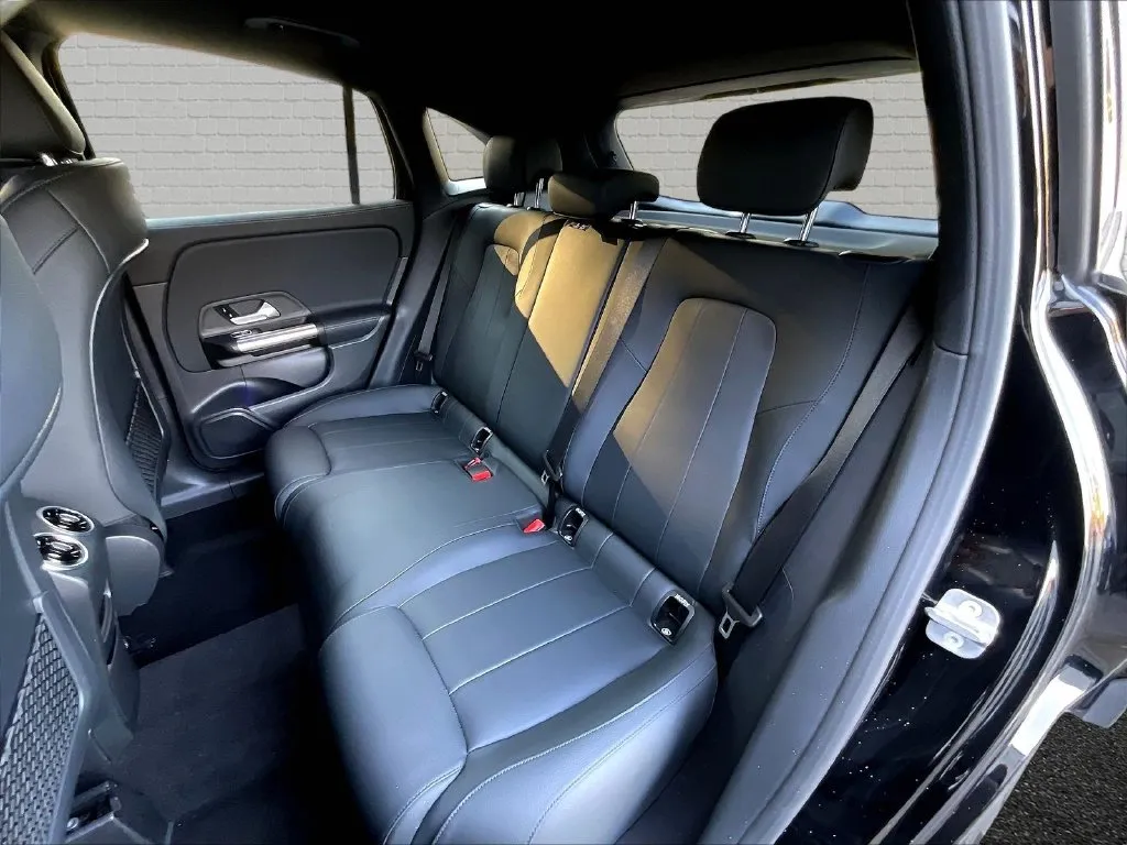 Mercedes-Benz GLA photo 18