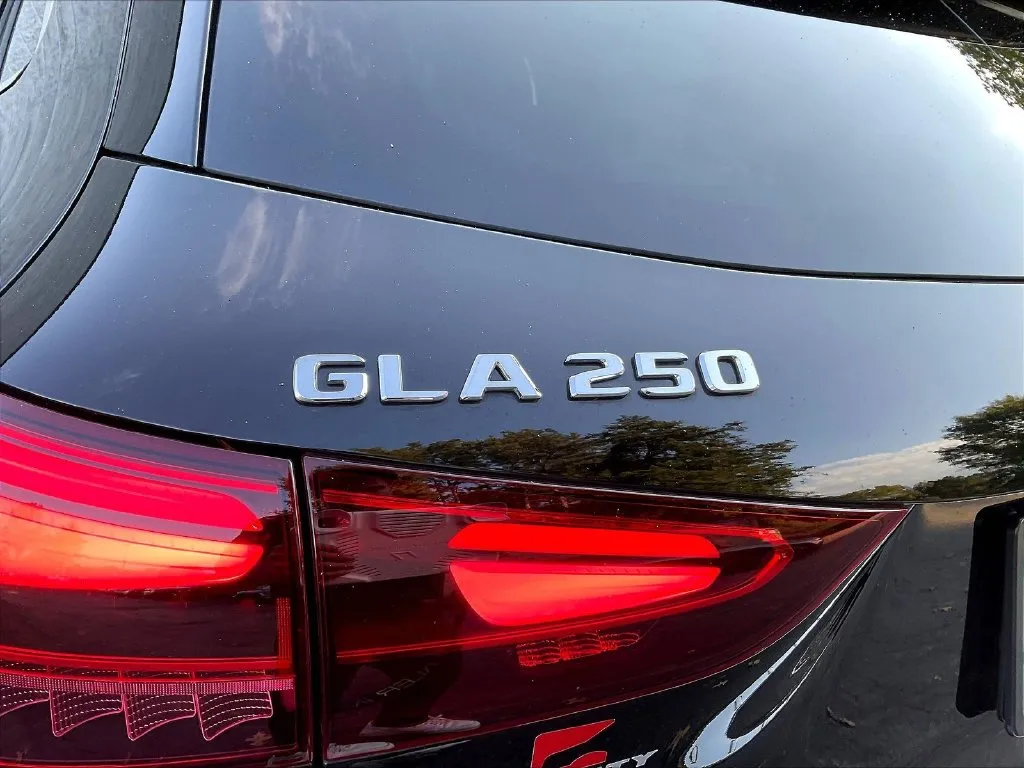 Mercedes-Benz GLA photo 20