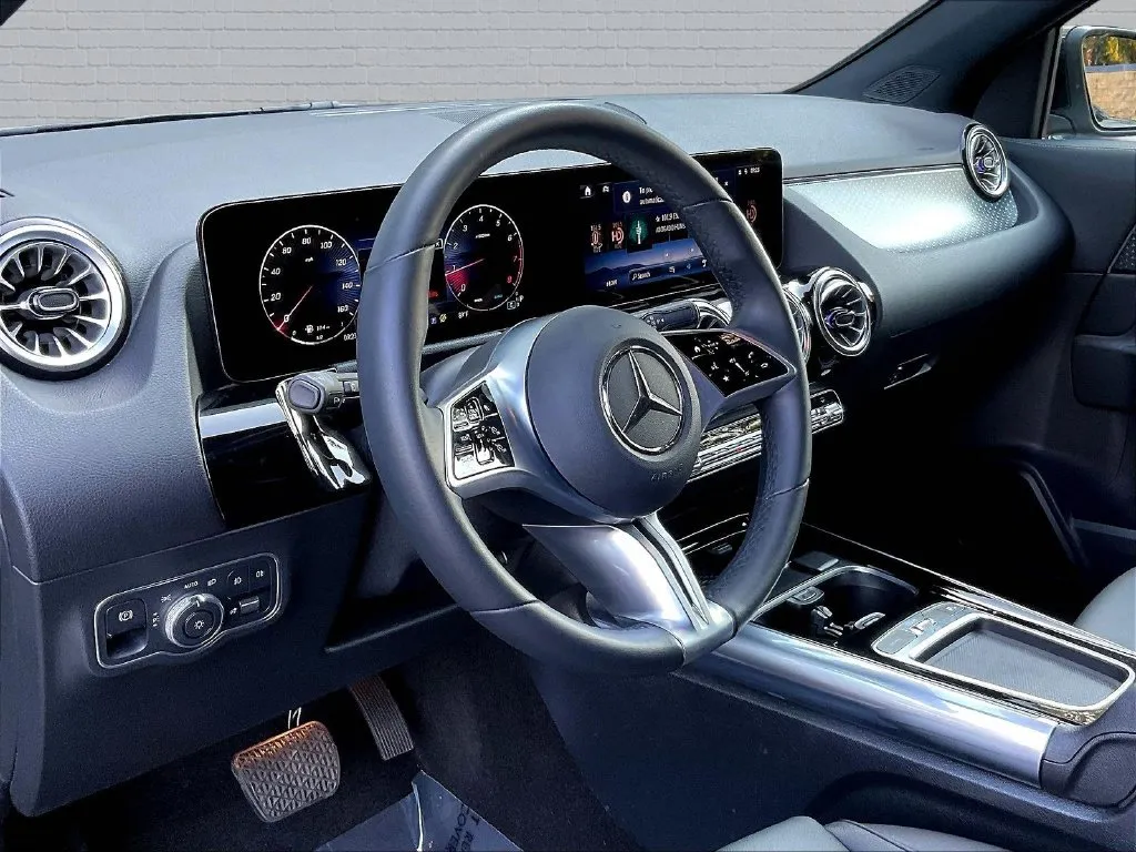 Mercedes-Benz GLA photo 15