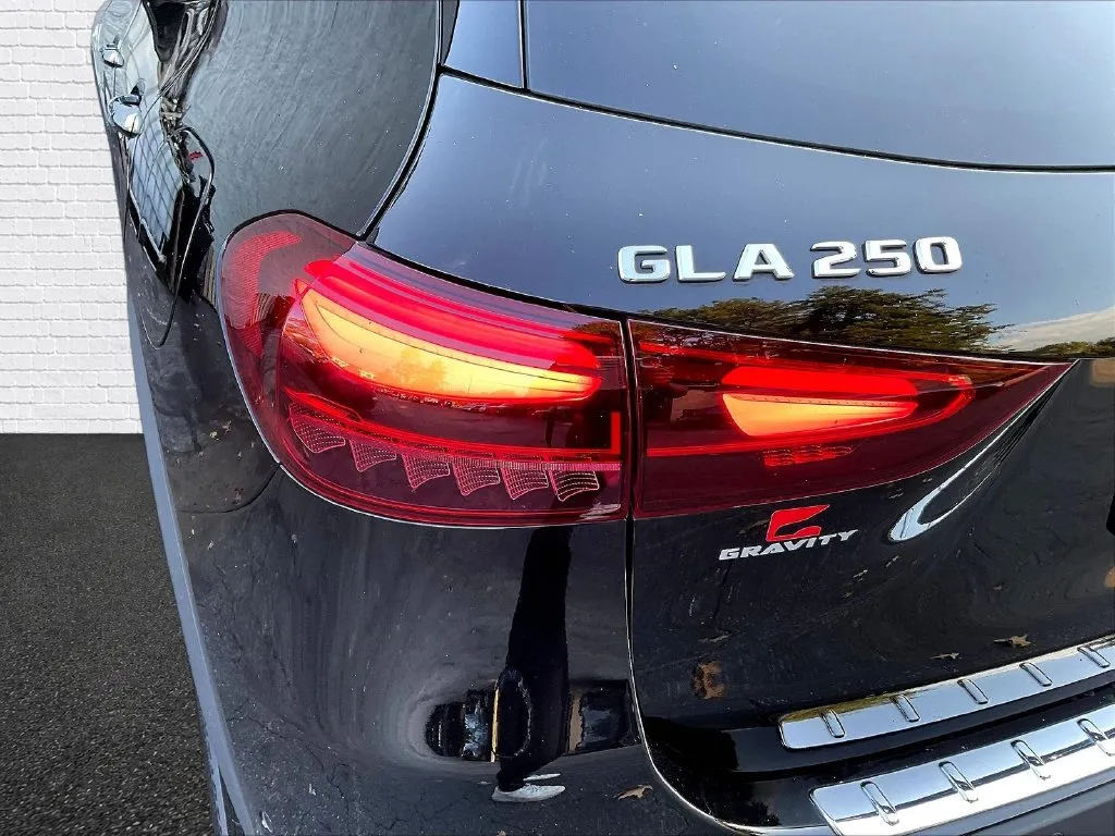 Mercedes-Benz GLA photo 19