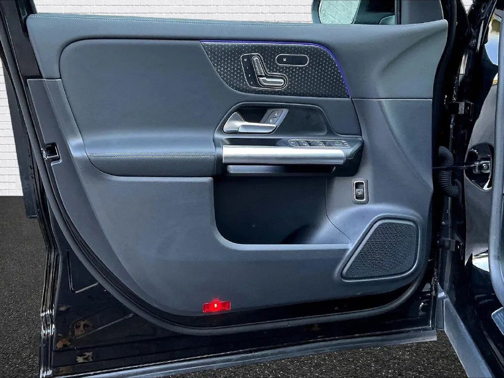 Mercedes-Benz GLA photo 16