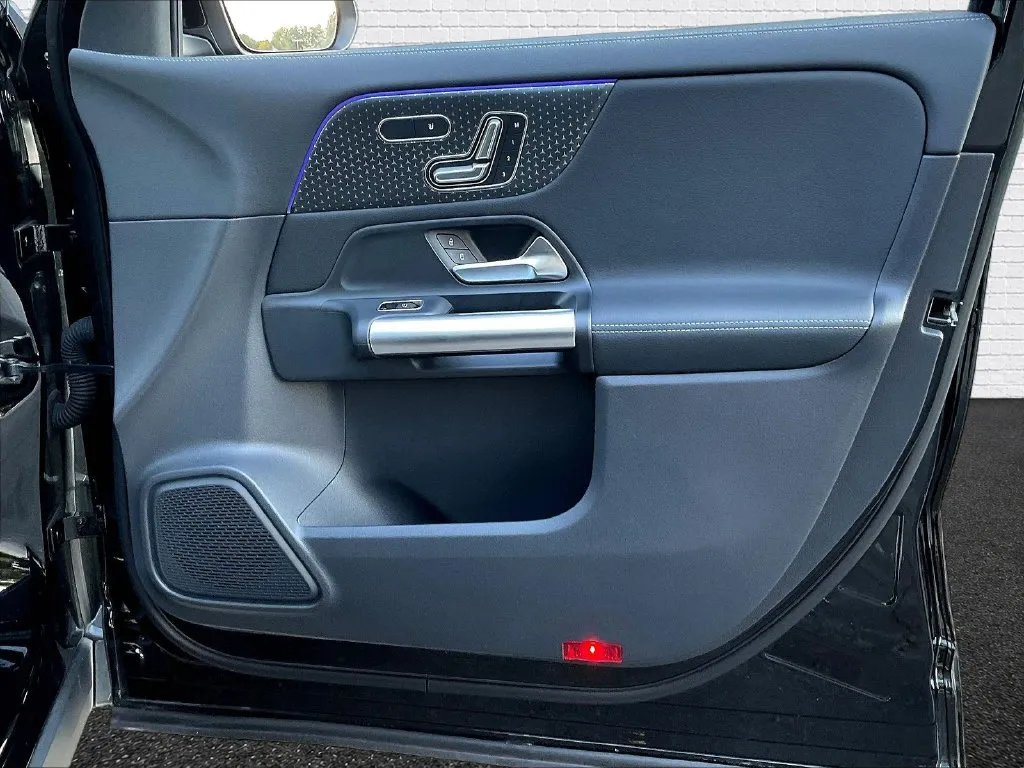Mercedes-Benz GLA photo 23