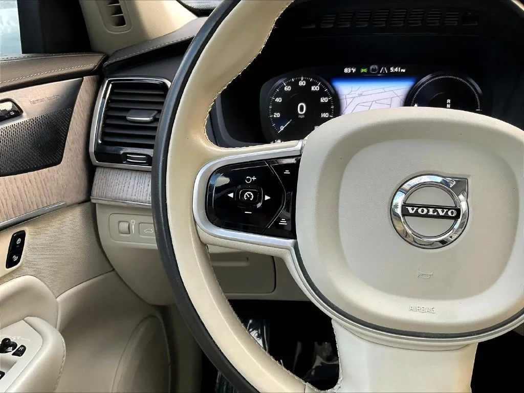Volvo XC90 photo 10