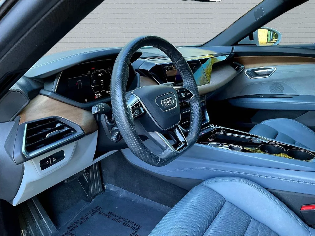 Audi e-tron GT photo 11