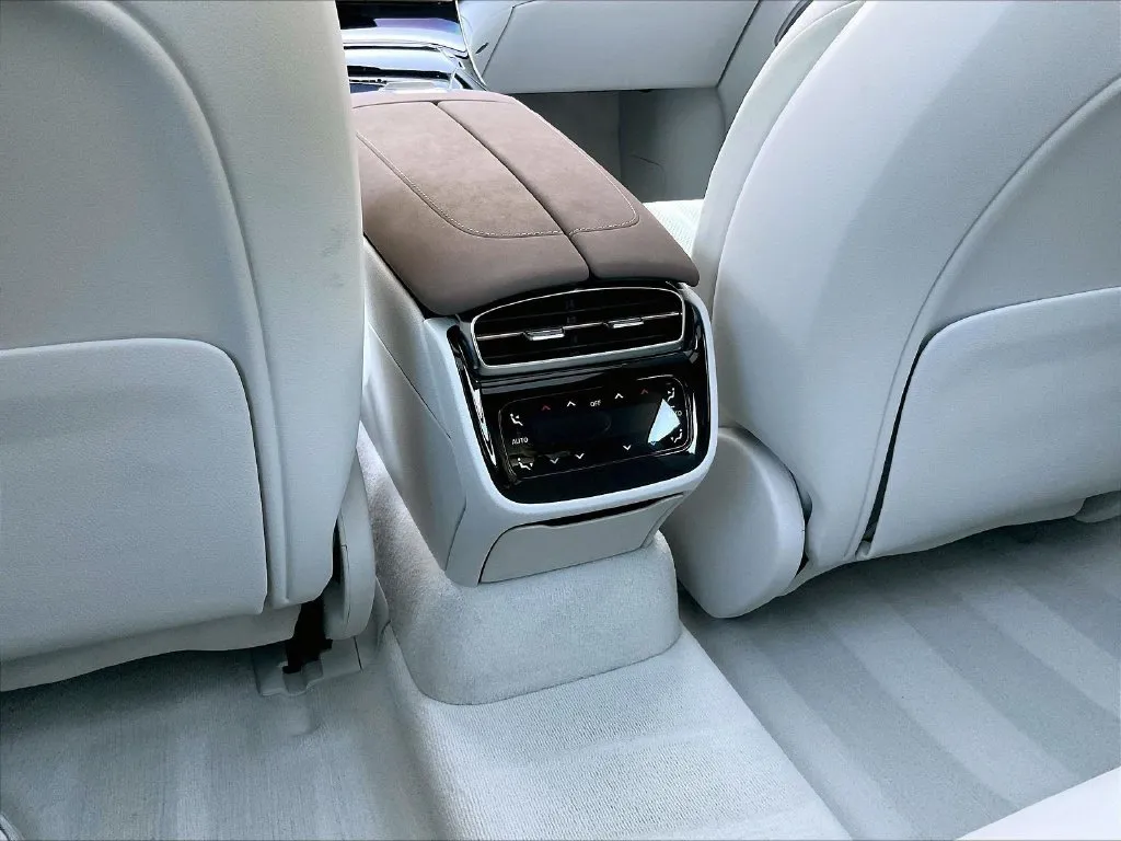 Mercedes-Benz EQS photo 9