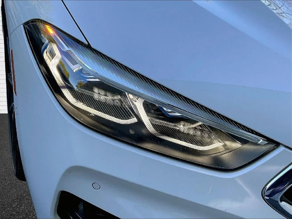 BMW 8 Series photo 23
