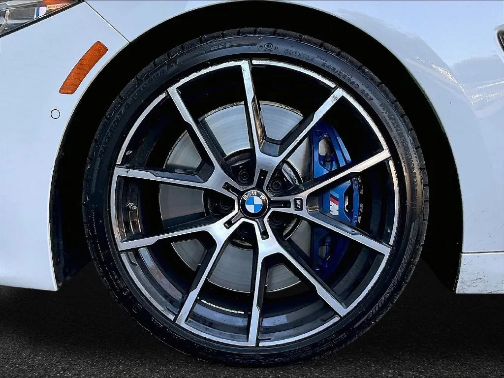 BMW 8 Series photo 24