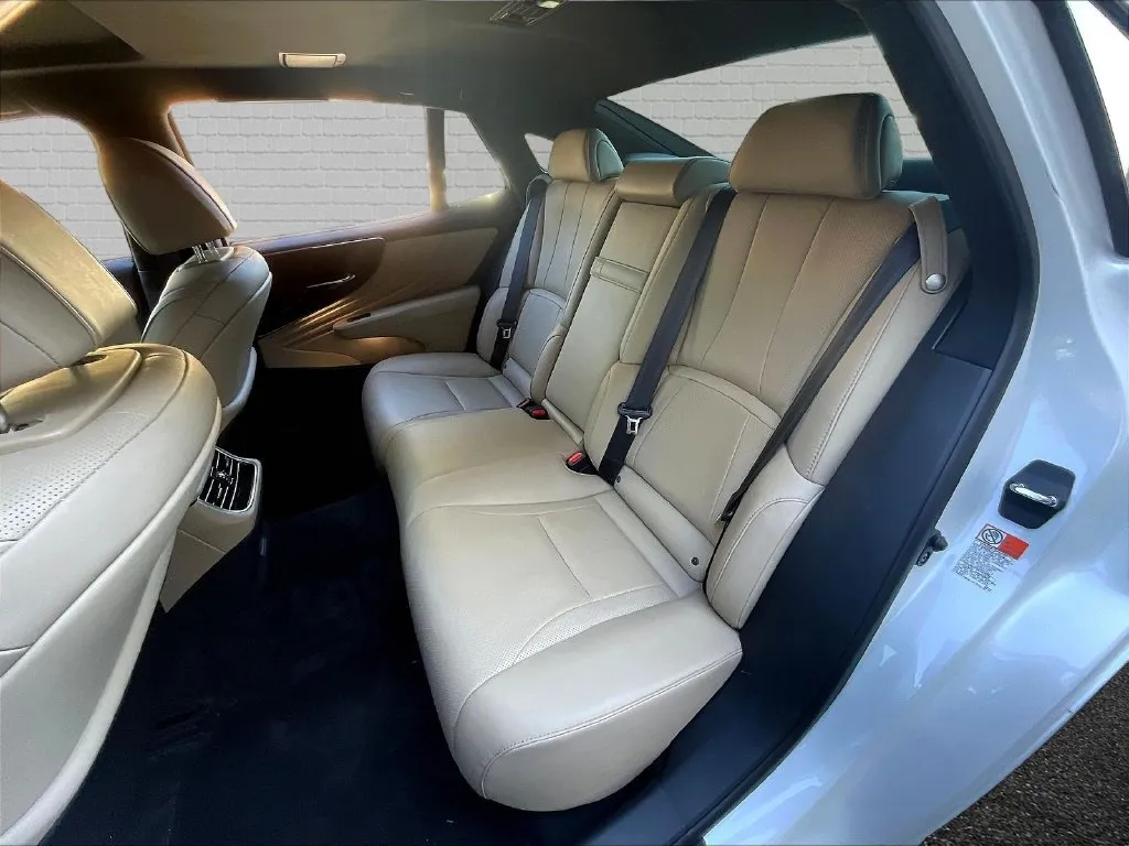 Lexus LS photo 17