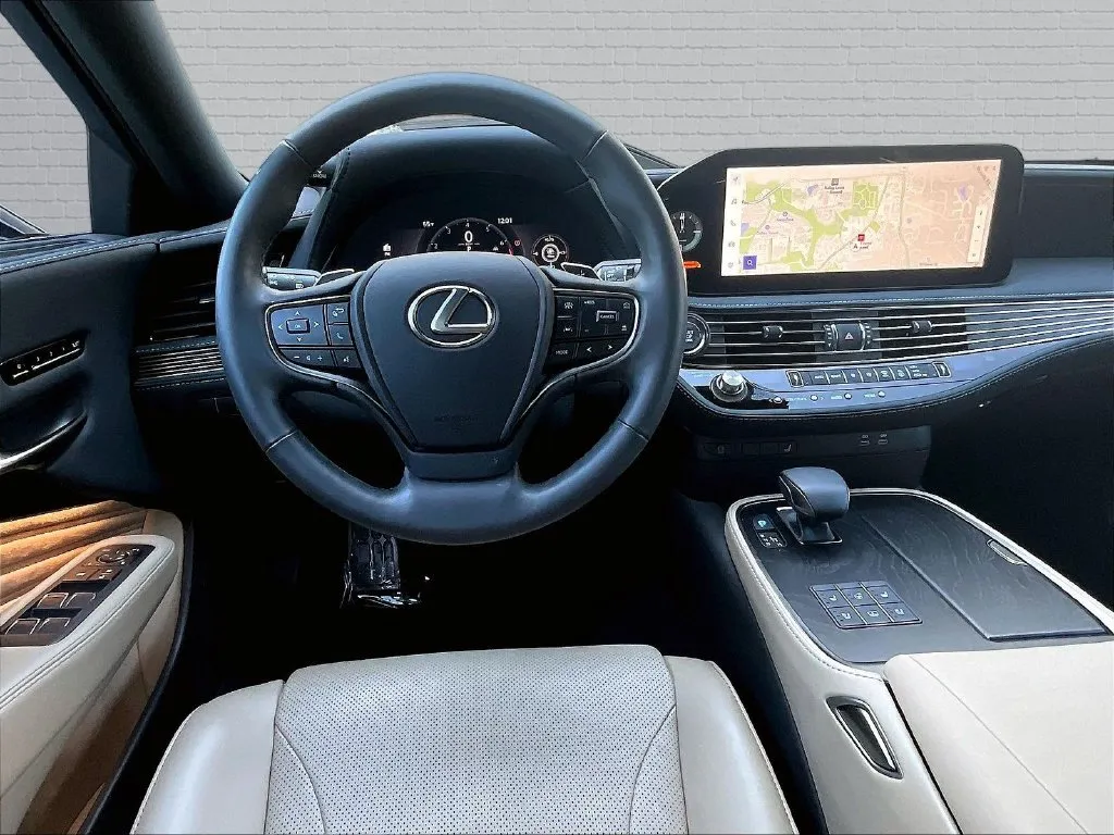 Lexus LS photo 8