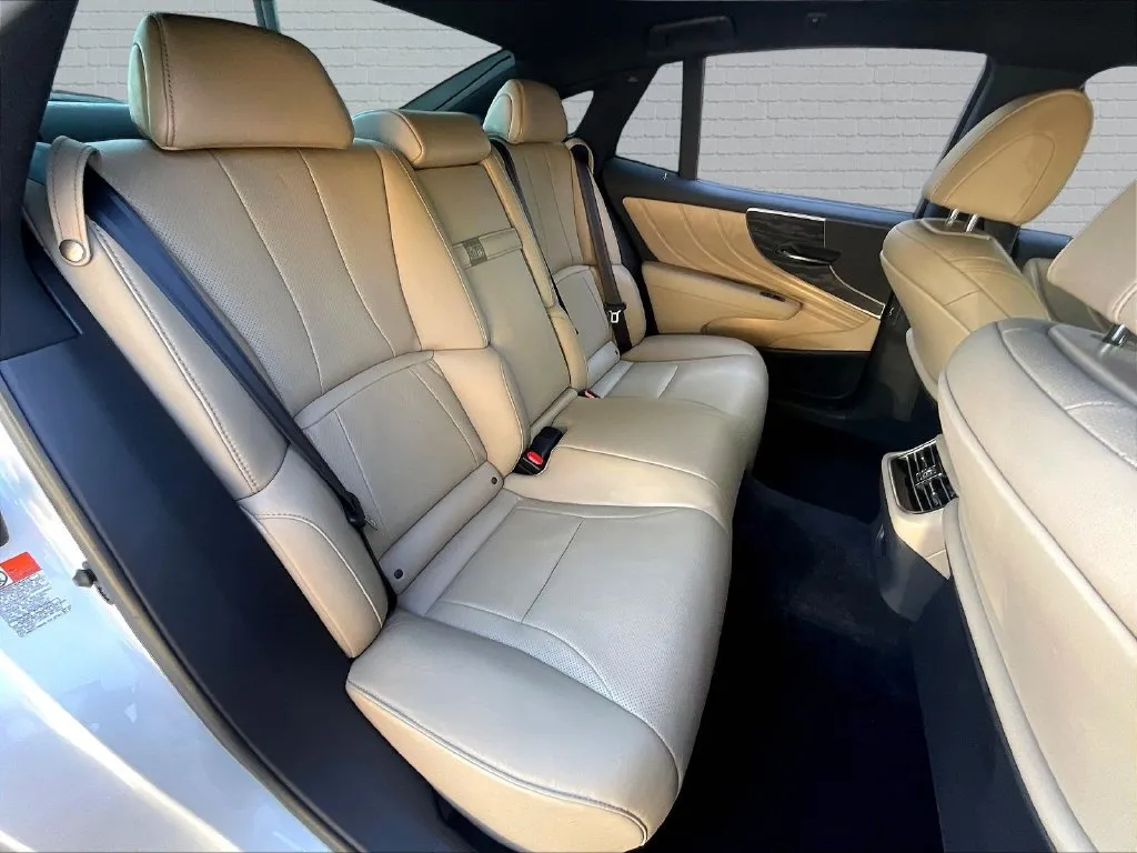 Lexus LS photo 19