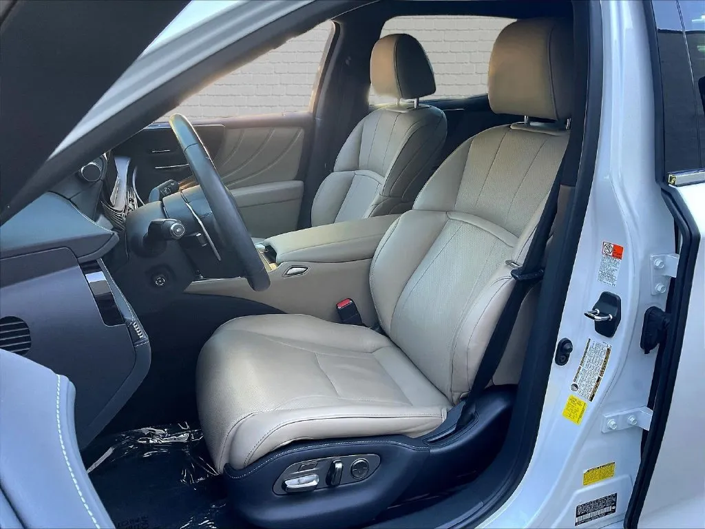 Lexus LS photo 16