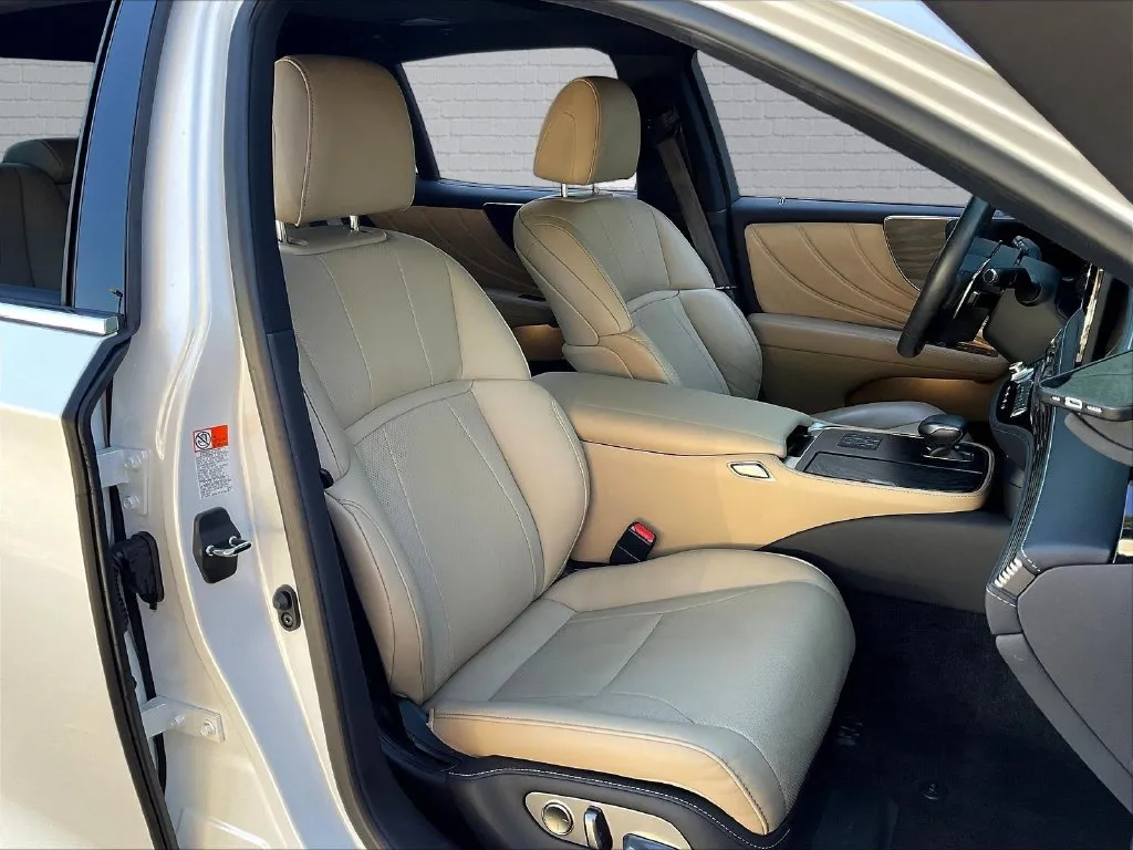 Lexus LS photo 21
