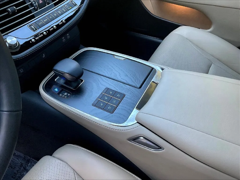 Lexus LS photo 13