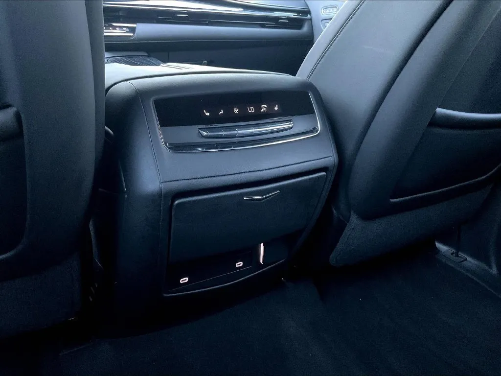 Cadillac Escalade ESV photo 10