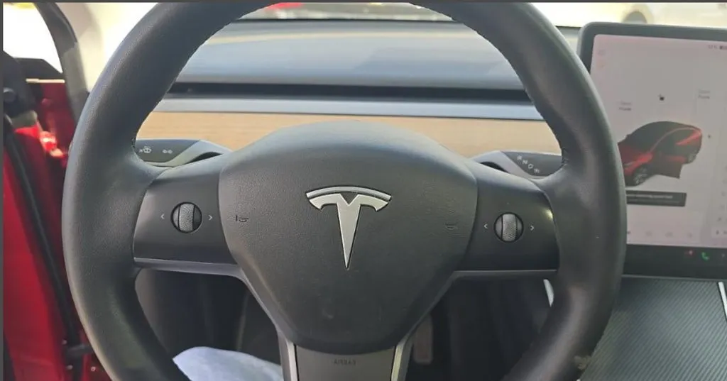 Tesla Model Y photo 3