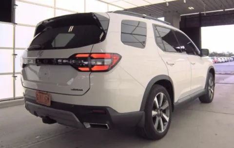 More photos of 2024 Honda Pilot Touring at Gravity Autos Roswell, GA