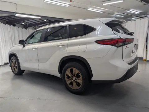 More photos of 2023 Toyota Highlander Hybrid Bronze Edition at Gravity Autos Marietta, GA