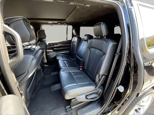 Jeep Grand Wagoneer photo 23
