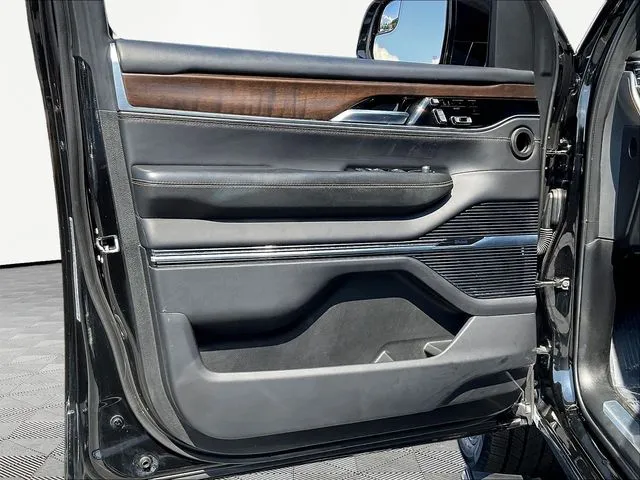 Jeep Grand Wagoneer photo 21