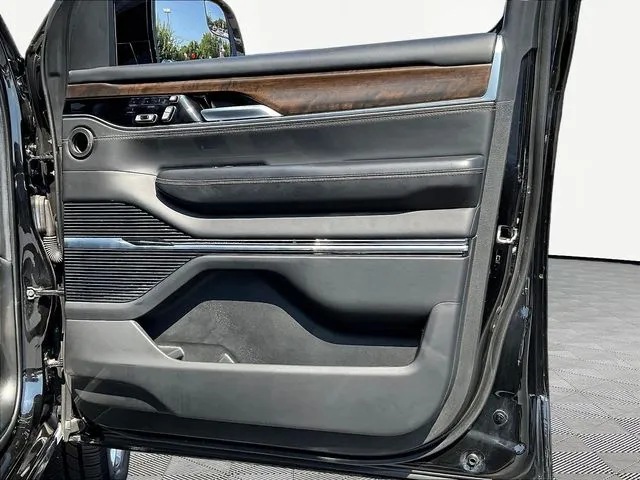 Jeep Grand Wagoneer photo 30