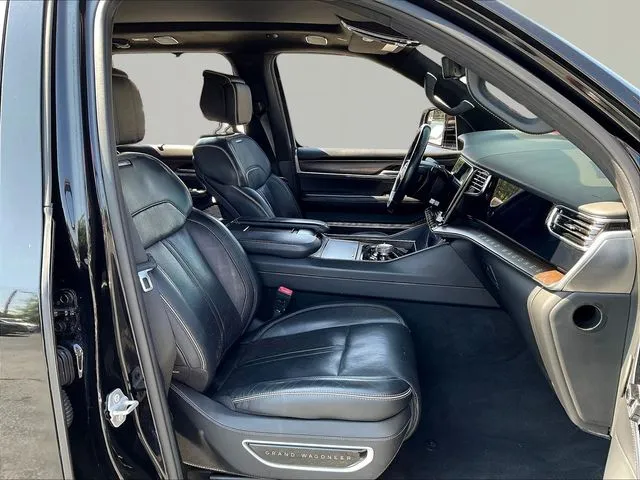 Jeep Grand Wagoneer photo 31