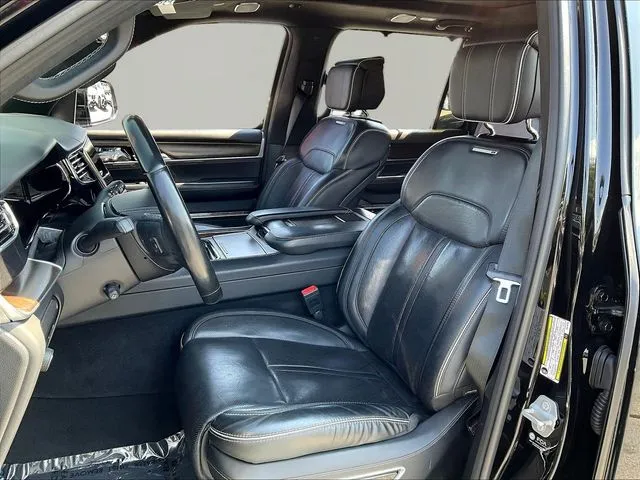 Jeep Grand Wagoneer photo 22