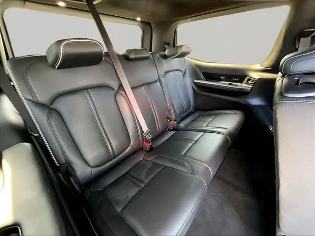 Jeep Grand Wagoneer photo 27