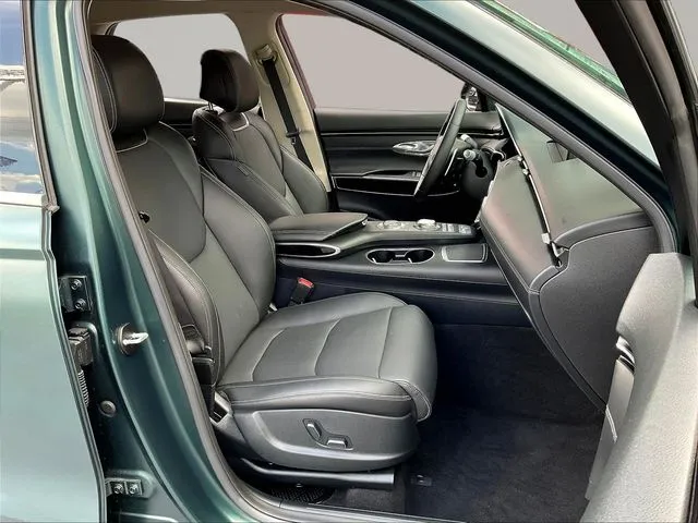 Genesis GV70 photo 30