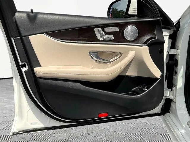 Mercedes-Benz E-Class photo 21