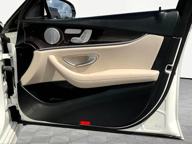 Mercedes-Benz E-Class photo 29