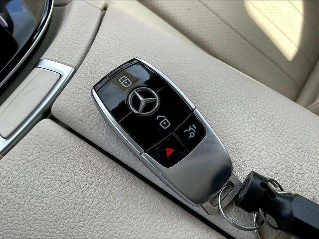 Mercedes-Benz E-Class photo 36