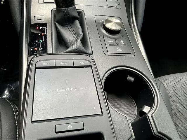 Lexus IS photo 17