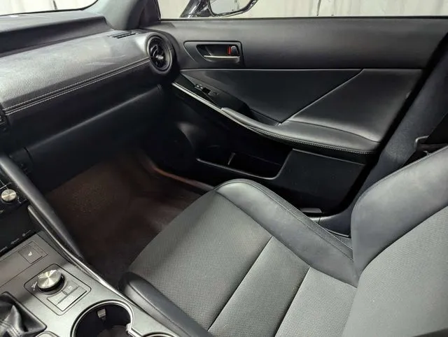 Lexus IS photo 8