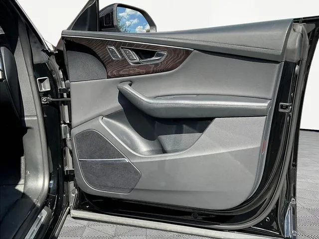 Audi Q8 photo 29