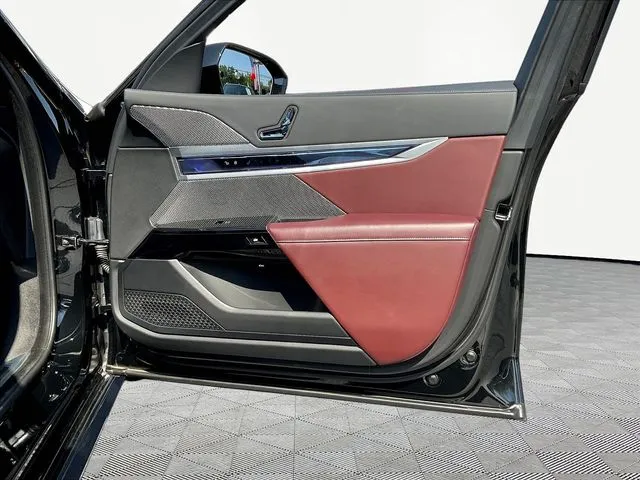 BMW 7 Series photo 27