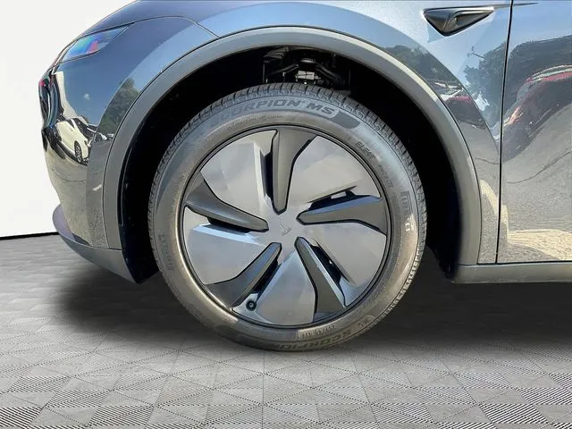 Tesla Model Y photo 33