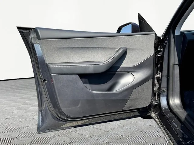 Tesla Model Y photo 21